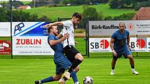 Gegen die DJK Donaueschingen hatten Thomas Stiglmeir (Mitte) und der SV Aasen noch die Überraschung geschafft und den Landesligisten ...