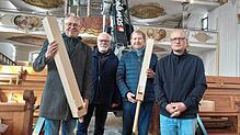 „Übernimm eine Patenschaft und bringe den Klang unserer Kirche zum Leben“, sagen Jürgen Fecht, Lothar Bix, Karl Hermann und Pfarrer ...