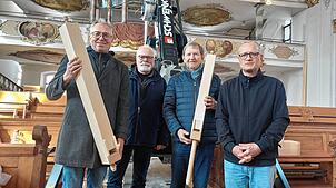 „Übernimm eine Patenschaft und bringe den Klang unserer Kirche zum Leben“, sagen Jürgen Fecht, Lothar Bix, Karl Hermann und Pfarrer ...