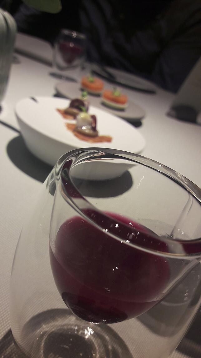 Apero: Vorne: Rotkohl – spritzige Limonade von Rotkohl und Ingwer verfeinert mit Himbeeressig.Mitte: Pulpo – Hühnerhautchips mit Pulpo, ...
