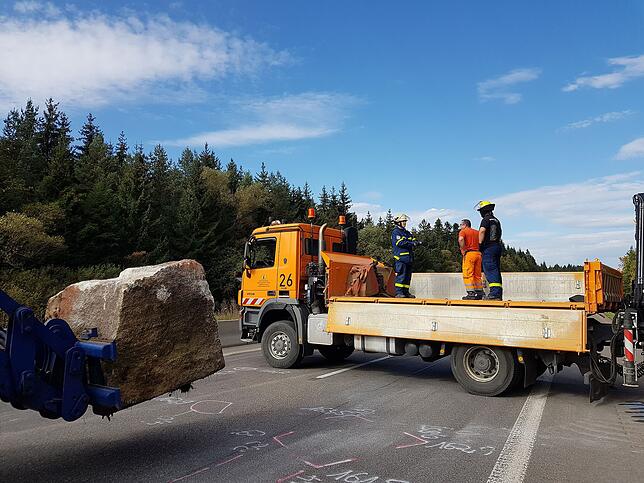 Bild 39: Bilder vom Abtransport des Felsbrockens auf der A81 nach dem Unfall nahe Trossingen