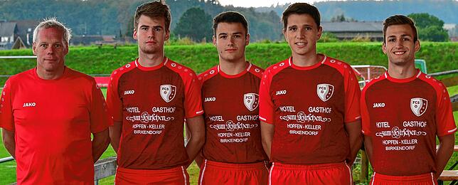 Nachwuchs für den FC Schlüchttal: Trainer Roberto Wenzler präsentiert Elias Duttlinger, Louis Kolbeck, Pedro Albicker und Peter Kahsnitz ...