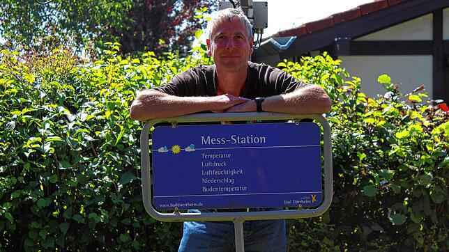 Seit über 20 Jahren sagt Oliver Klein aus dem kleinen Wetterstudio im Feriendorf Öfingen das Wetter für ganz Deutschland vorher. ...