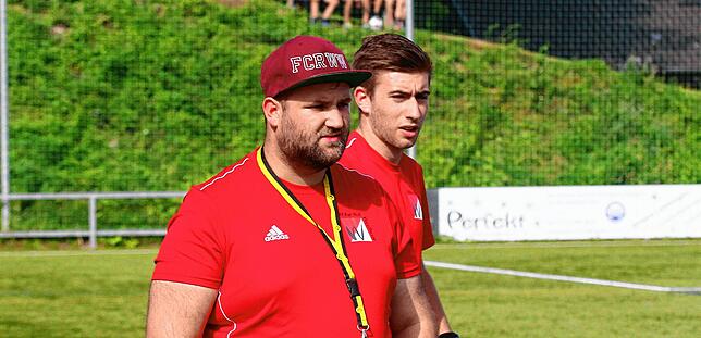 Prinzipiell zufrieden: Felix Müller (vorn) unterlag bei seiner Premiere als Aktivtrainer beim FC RW Weilheim mit 1:2 gegen die SG FC ...
