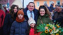 Jürgen Wiener freut sich zusammen mit seiner Frau und seinen drei Kindern über das eindeutige Wahlergebnis. 84,2 Prozent der abgegebenen ...