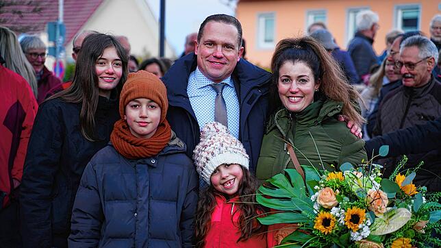 Jürgen Wiener freut sich zusammen mit seiner Frau und seinen drei Kindern über das eindeutige Wahlergebnis. 84,2 Prozent der abgegebenen ...