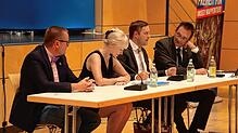 Der AfD-Landtagsabgeordnete Bernhard Eisenhut (rechts) bei der Veranstaltung unter dem Titel Bürgerdialog Ende Juli in der ...