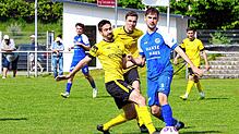 Max Chrobok (rechts) erzielte beide Tore beim 2:0 des FC Radolfzell gegen den SV Denkingen (Tino Wagner, links, Marc Reichle, Mitte).