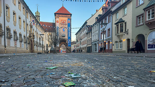 Die Bickenstraße ist nach dem großen Umzug am Fasnet Dienstag 2025 voller Konfetti, Süßigkeitenpapier und leeren Flaschen.