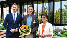 Oberbürgermeister Simon Gröger (von links) mit dem neuen Leiter des Pflegeheims auf der Mettnau, Ulrich Kohler, und Bürgermeisterin ...