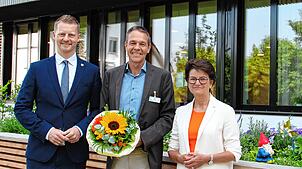 Oberbürgermeister Simon Gröger (von links) mit dem neuen Leiter des Pflegeheims auf der Mettnau, Ulrich Kohler, und Bürgermeisterin ...