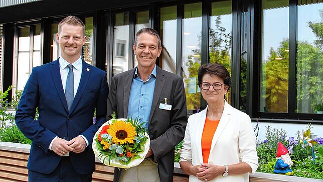 Oberbürgermeister Simon Gröger (von links) mit dem neuen Leiter des Pflegeheims auf der Mettnau, Ulrich Kohler, und Bürgermeisterin ...