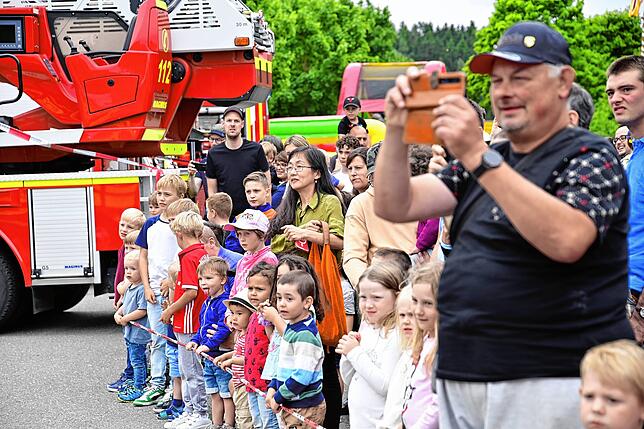 Bild 1: Goßer Andrang beim Feuerwehrfest