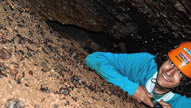 Im Kriechgang heißt es: Kopf einziehen. Wer mit Bergführer Thomas Schwinlin in den nicht-öffentlichen Teil der Erdmannshöhle will, darf ...