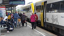 Der Stadtbahnhof in Friedrichshafen ist Bahnknotenpunkt: Die Südbahn wird gerade elektrifiziert, doch die Bodenseegürtelbahn bleibt noch ...