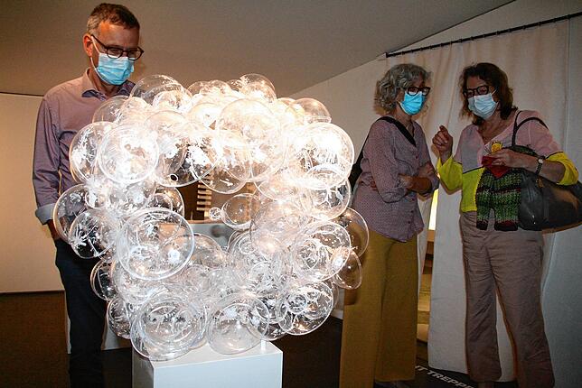 Wie Wolkengebilde wirken Rehmanns letzte Werke aus PET-Halbkugeln – zu sehen in der aktuellen Ausstellung.