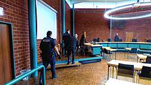 In Fußfesseln wird der Angeklagte (Dritter von links) in den Sitzungssaal im Landgericht Konstanz geführt. Während der Verhandlung ...