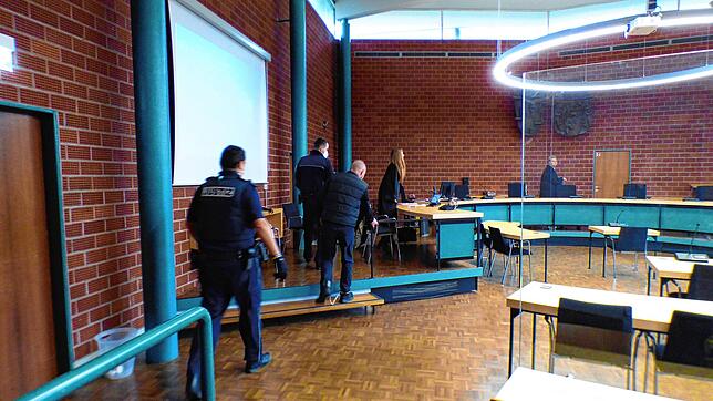 In Fußfesseln wird der Angeklagte (Dritter von links) in den Sitzungssaal im Landgericht Konstanz geführt. Während der Verhandlung ...
