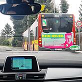Auch in dieser Situation fallen besonders viele Konstanzer Fahrschüler durch die praktische Prüfung. An einen haltenden Linienbus mit ...