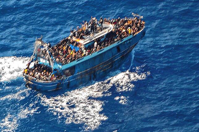 Dieses von der griechischen Küstenwache zur Verfügung gestellte Bild zeigt zahlreiche Menschen auf dem Deck eines Fischerboots, das ...