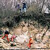 Mitarbeiter einer Spezialfirma sichern das Gelände nach einem Felssturz in Sipplingen im Januar 2006. Gleichzeitig kartieren Mitarbeiter ...