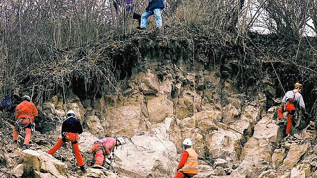 Mitarbeiter einer Spezialfirma sichern das Gelände nach einem Felssturz in Sipplingen im Januar 2006. Gleichzeitig kartieren Mitarbeiter ...