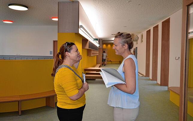 Viktoria Damski und Jacqueline Leyers gefällt die neue Gestaltung der offenen Lernbereiche in der Grundschule.