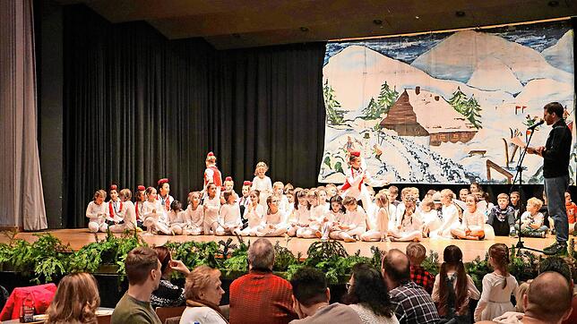 Die Kinder warten gespannt darauf, von Philipp Kuner (rechts am Mikrofon) und Birgit Wissler mit dem Sportabzeichen ausgezeichnet zu ...