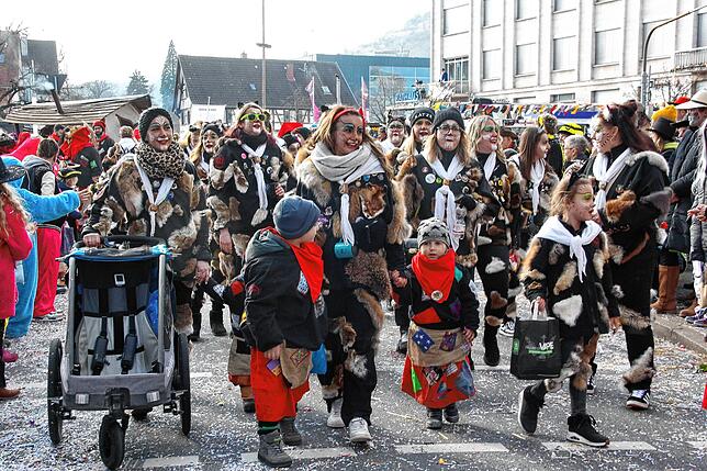 Bild 13: Sonne für die Narren: Großer Fasnet-Umzug begeistert in Singen!