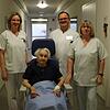Sie freuen sich über die Anschaffung des Freundeskreises Loreto Krankenhaus (von links): Schwester Marion Tröndle, Chefarzt Christian ...