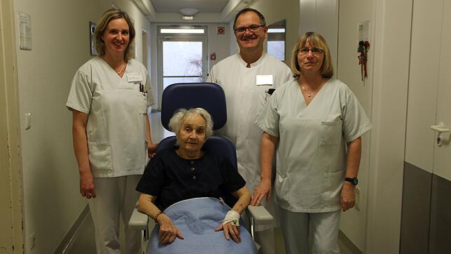 Sie freuen sich über die Anschaffung des Freundeskreises Loreto Krankenhaus (von links): Schwester Marion Tröndle, Chefarzt Christian ...