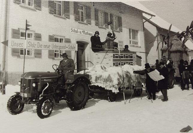 Auch als es noch keine Narrenzunft gab, wurde in Glashütte die Fasnet schon mit Motivwagen zelebriert. Das Foto wurde 1961 vor dem ...