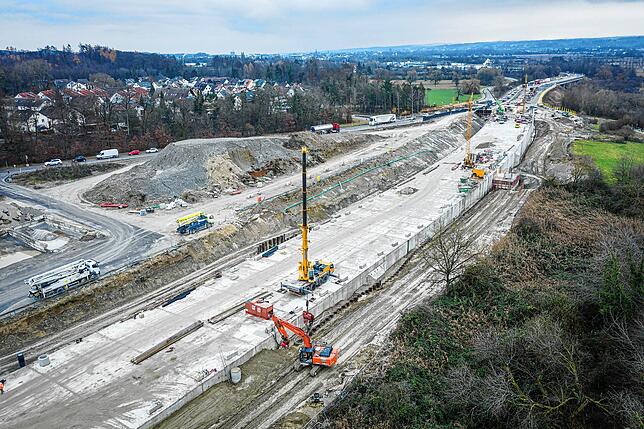 Die Baugrube wird bereits Stück für Stück verfüllt. 2021 soll der Tunnel mit Erde bedeckt werden.
