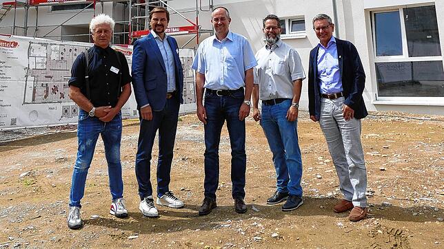 Der Bau ist schon ziemlich weit fortgeschritten. Darüber freuten sich beim &bdquo;verspäteten Richtfest&ldquo; (von links): Richard ...