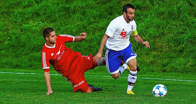 Alte Kumpel: Hier versucht Matthias Hertweck im Trikot des SV Jestetten, dem enteilten Marco Lohr den Ball abzunehmen. Das Foto entstand ...