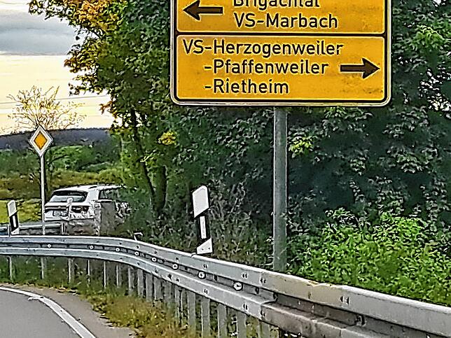 Die Umleitung ist hier nicht mehr ausgeschildert, zumindest aber die reguläre Richtung nach Paffenweiler.