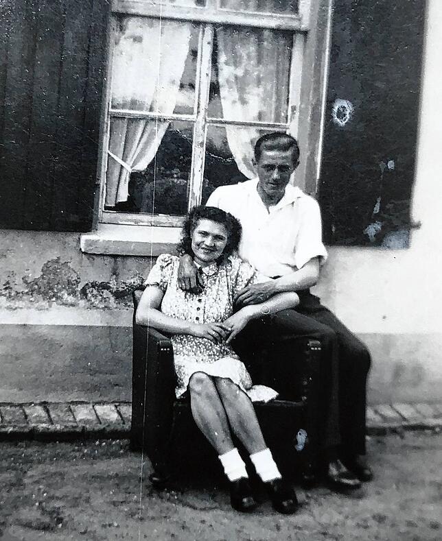 Geurt und Anastasia Janssen nach ihrer Hochzeit 1945 in Apeldoorn, wo Geurt 2013 und Anastasia mit 97 Jahren im Jahr 2022 verstarben.
