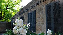 Die Tafel der verstorbenen Soldaten am Luisenplatz. Auch hier gibt es Diskussionen, wie mit dieser Gedenkeinrichtung umgegangen werden soll.
