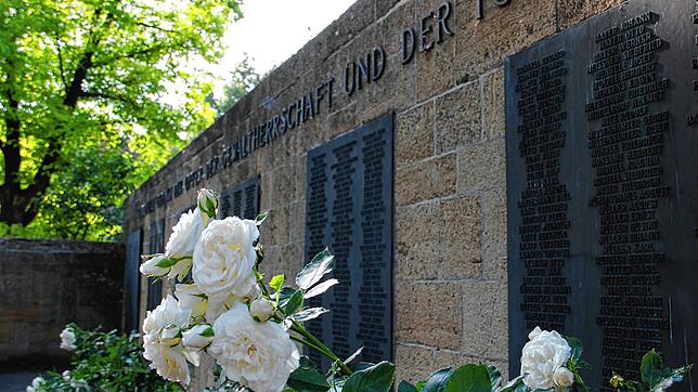 Die Tafel der verstorbenen Soldaten am Luisenplatz. Auch hier gibt es Diskussionen, wie mit dieser Gedenkeinrichtung umgegangen werden soll.