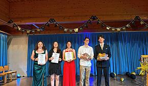 Preise für beste Abinoten und für besondere Leistungen (von links): Josephine Oeschger, Eylül Ergelen, Francesca Calma, Niklas Bach und ...