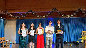 Preise für beste Abinoten und für besondere Leistungen (von links): Josephine Oeschger, Eylül Ergelen, Francesca Calma, Niklas Bach und ...
