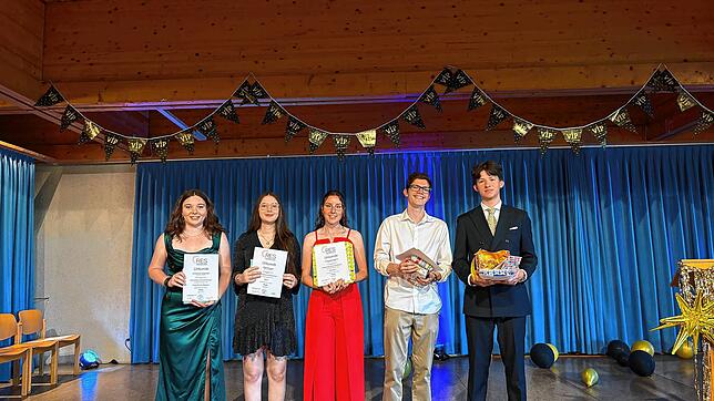 Preise für beste Abinoten und für besondere Leistungen (von links): Josephine Oeschger, Eylül Ergelen, Francesca Calma, Niklas Bach und ...
