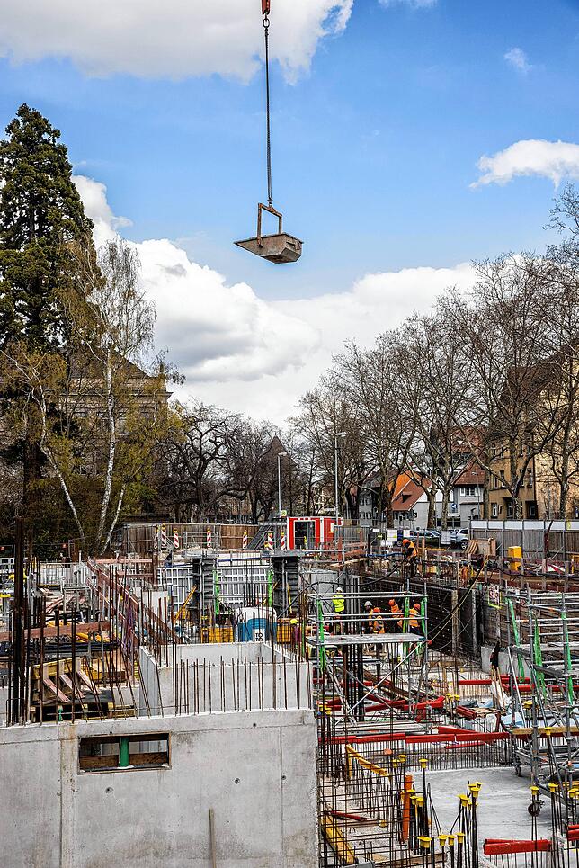 Blick auf die Laubenhof-Baustelle: Mit Hilfe eines Krans wird Schutt aus der Baugrube entfernt.