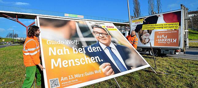 Nach der verlorenen Wahl 2016: In Stuttgart wird ein Plakat mit dem damaligen CDU-Spitzenkandidaten Guido Wolf abgebaut.