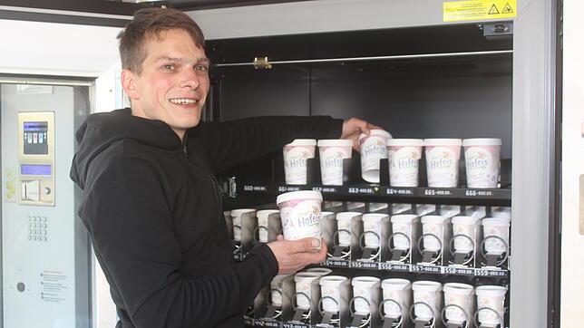 Daniel Ferrari arbeitet nicht nur in der Eis-Produktion, er bestückt ab sofort auch die Fächer in den Automaten mit neuen Eisbechern. ...