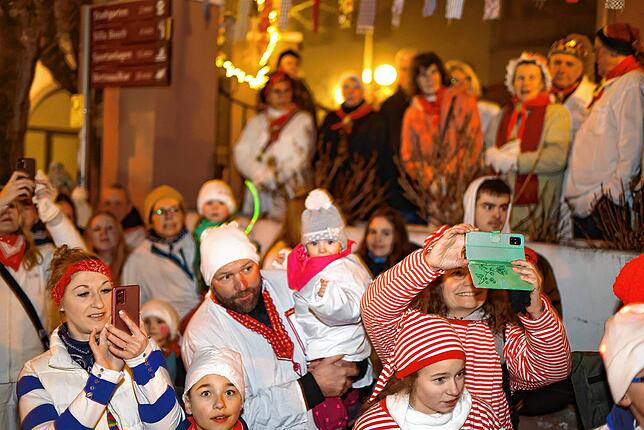 Bild 11: Fasnacht 2023 - Fotos vom Hemdglonkerumzug in Radolfzell