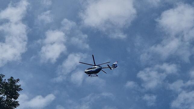 Ein Hubschrauber wie dieser war am 17. Oktober im Raum Stockach und im Hegau zu sehen. (Archivbild)