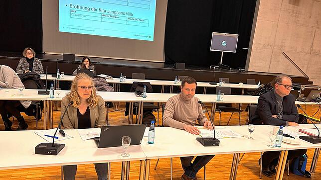 Anja Heini (links) von der Stadtverwaltung informierte im Ausschuss für Jugend, Bildung und Soziales, wie es mit den städtischen ...