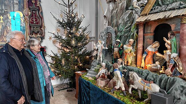 Walter und Elisabeth Matthes aus Stockach machten auf dem Weg nach Burladingen in Meßkirch Halt, um sich in der Stadtkirche die Krippe ...