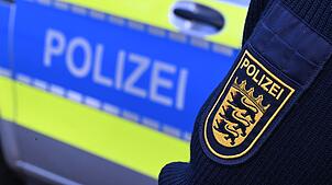 Die Polizei fahndete mit Hunden und einem Hubschrauber nach dem Flüchtigen. (Symbolbild)